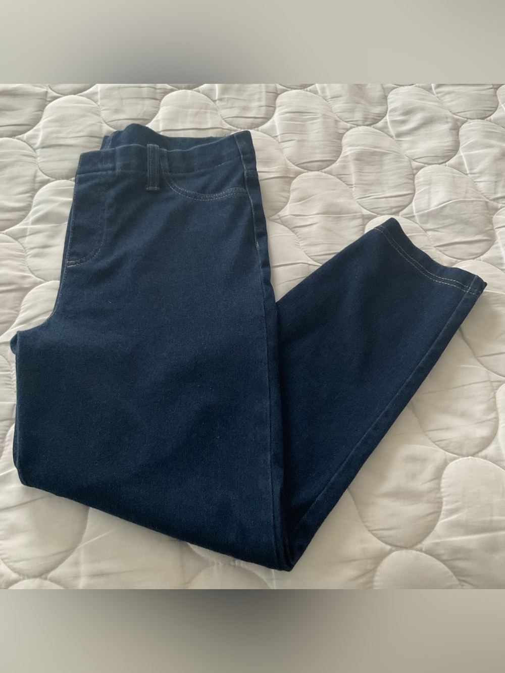 Serra Women’s cropped pants in dark blue.